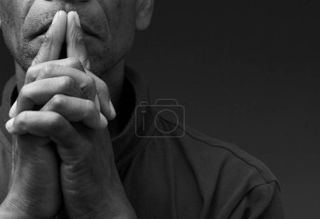Téléchargez les photos : Homme caribéen priant Dieu - en image libre de droit
