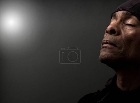 Foto de Hombre rezando a Dios con luz de luna - Imagen libre de derechos