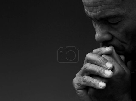 Foto de Hombre caribeño rezando a Dios - Imagen libre de derechos