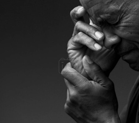 Hombre caribeño rezando a Dios