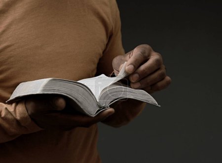 Foto de Hombre orando con la Biblia santa - Imagen libre de derechos
