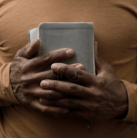 Téléchargez les photos : Prier Dieu avec la bible - en image libre de droit