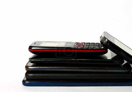 Téléchargez les photos : Vieux téléphones mobiles sur fond blanc - en image libre de droit
