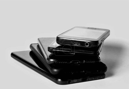 Foto de Teléfonos móviles antiguos sobre fondo blanco - Imagen libre de derechos