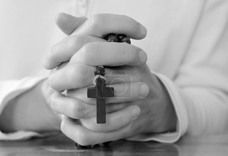 Foto de Orando con una cruz. Padre, Hijo y Espíritu Santo. - Imagen libre de derechos
