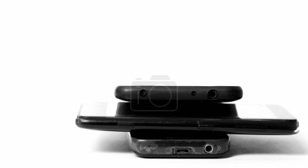 Téléchargez les photos : Vieux téléphones mobiles sur fond blanc - en image libre de droit