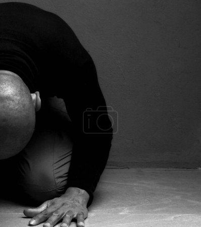 Foto de Hombre caribeño rezando a Dios, retrato de estudio en blanco y negro - Imagen libre de derechos