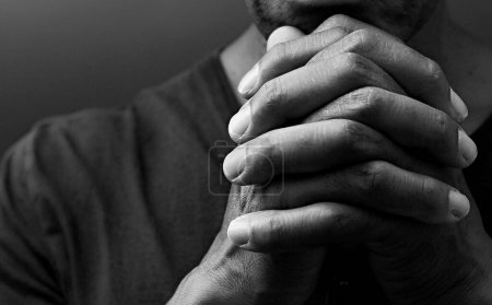 Foto de Hombre caribeño rezando a Dios con las manos juntas, foto del estudio en blanco y negro - Imagen libre de derechos