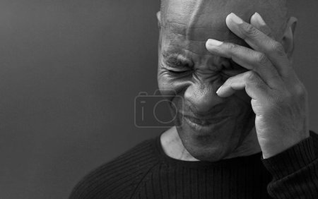 Téléchargez les photos : Homme sourd souffrant de surdité et de perte auditive. - en image libre de droit