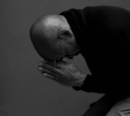 Foto de Hombre caribeño rezando a Dios con las manos juntas, foto del estudio en blanco y negro - Imagen libre de derechos