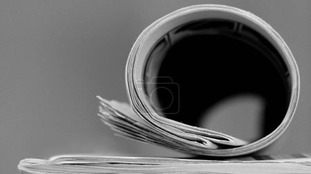 Foto de Periódicos apilados en la mesa en la oficina con fondo blanco - Imagen libre de derechos