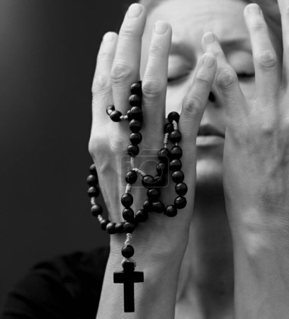 Foto de Mujer rezando con fondo gris, retrato de estudio - Imagen libre de derechos