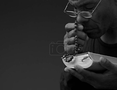 Foto de Hombre caribeño rezando a Dios, retrato de estudio en blanco y negro - Imagen libre de derechos