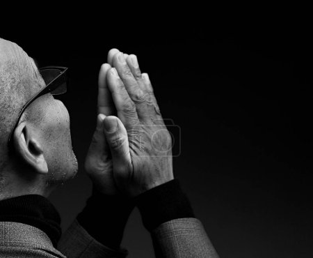 Téléchargez les photos : Homme caribéen priant Dieu avec les mains ensemble, photo studio noir et blanc - en image libre de droit