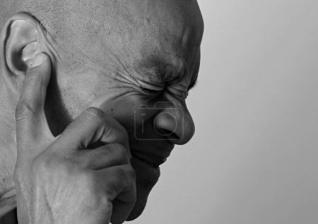 Foto de Hombre sordo que sufre de sordera y pérdida auditiva. - Imagen libre de derechos