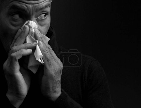 Foto de Hombre cogiendo resfriado y gripe hombre soplando la nariz después de coger un resfriado, tiro de estudio - Imagen libre de derechos