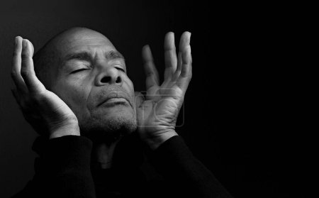 Téléchargez les photos : Homme caribéen priant Dieu, portrait studio noir et blanc - en image libre de droit