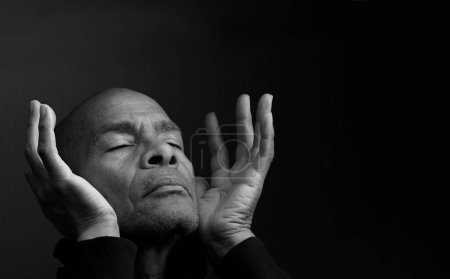 Téléchargez les photos : Homme caribéen priant Dieu, portrait studio noir et blanc - en image libre de droit