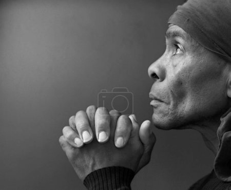 Téléchargez les photos : Homme mûr priant Dieu, portrait noir et blanc - en image libre de droit