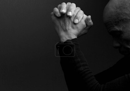 Téléchargez les photos : Homme mûr priant Dieu, portrait noir et blanc - en image libre de droit