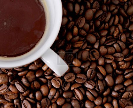 Foto de Una taza de café y granos de café, vista superior - Imagen libre de derechos