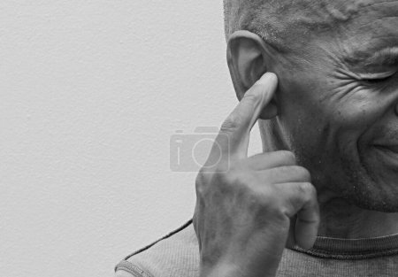 Gehörloser Mann, der an Gehörlosigkeit und Hörverlust leidet. Schwarz-Weiß-Bild