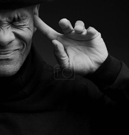 Gehörloser Mann, der an Gehörlosigkeit und Hörverlust leidet. Schwarz-Weiß-Bild