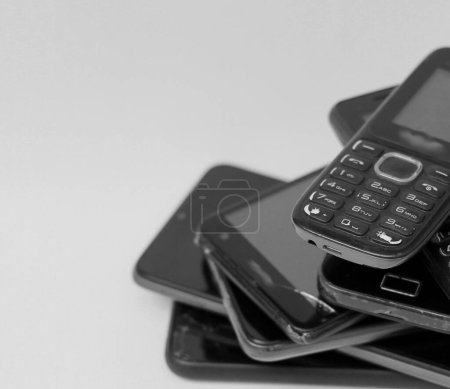 Foto de Diferentes tipos de teléfonos móviles, vista de cerca - Imagen libre de derechos