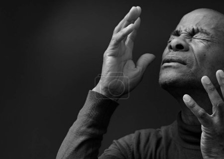 Foto de Hombre maduro rezando a Dios, retrato en blanco y negro - Imagen libre de derechos