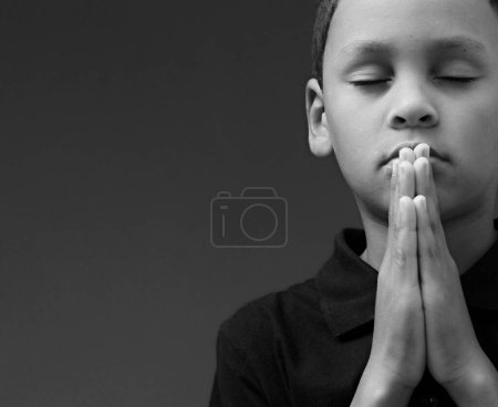 Téléchargez les photos : Enfant garçon priant Dieu, image noir et blanc - en image libre de droit