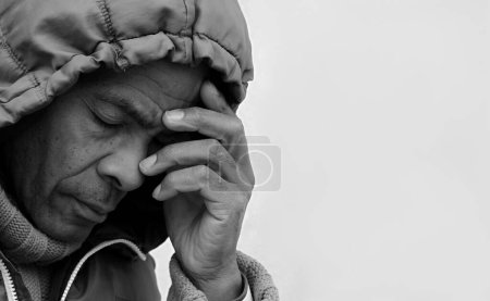 Téléchargez les photos : Homme mûr dans la capuche priant Dieu, portrait noir et blanc - en image libre de droit