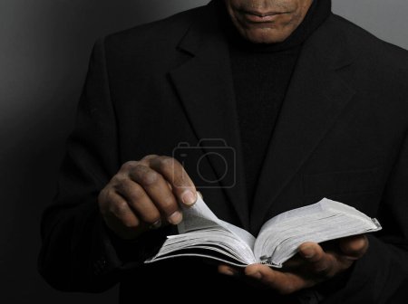 Téléchargez les photos : Homme priant Dieu avec la bible dans les mains - en image libre de droit