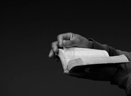 Foto de Hombre rezando a Dios con la Biblia en las manos, de cerca - Imagen libre de derechos
