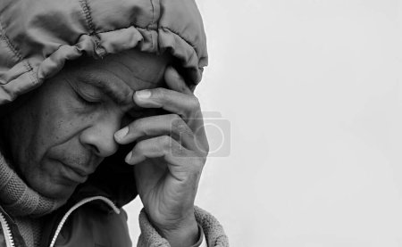Téléchargez les photos : Homme à la cagoule priant Dieu avec les mains sur fond blanc, noir et blanc - en image libre de droit