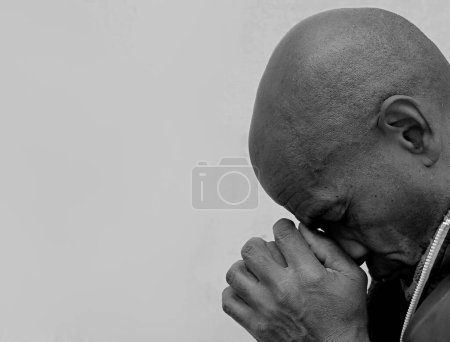 Foto de Hombre rezando a Dios con las manos sobre fondo blanco - Imagen libre de derechos