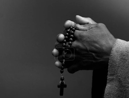Téléchargez les photos : Homme priant Dieu avec les mains en croix, gros plan - en image libre de droit