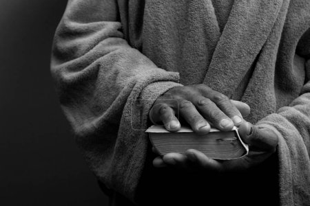 Téléchargez les photos : Homme priant Dieu avec la bible dans les mains, gros plan - en image libre de droit