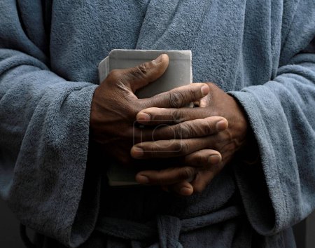 Téléchargez les photos : Homme priant Dieu avec la bible dans les mains, gros plan - en image libre de droit