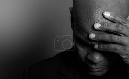 Téléchargez les photos : Homme priant Dieu sur fond sombre - en image libre de droit