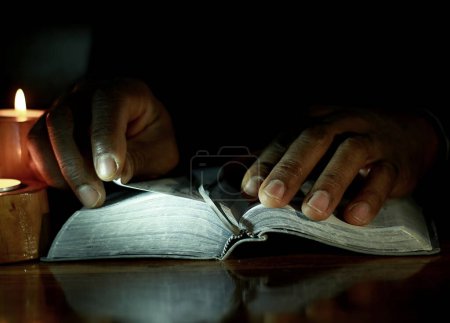 Téléchargez les photos : Homme priant Dieu avec les mains sur la bible - en image libre de droit