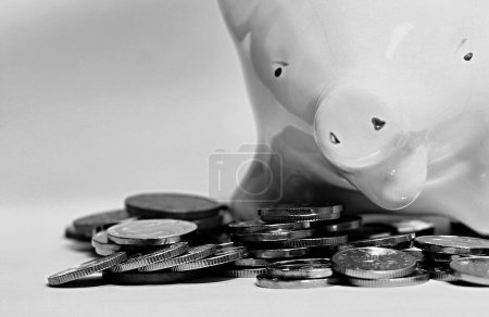 Foto de Alcancía y monedas sobre fondo blanco, ahorrando concepto de dinero - Imagen libre de derechos