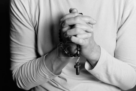Foto de Vista de primer plano del rosario en las manos, la religión foto conceptual - Imagen libre de derechos