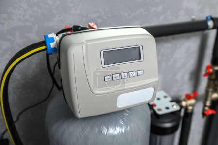 Téléchargez les photos : Chaudronnerie électrique moderne dans la maison. Équipement pour système de chauffage de l'eau. Gros plan sur la commande automatique - en image libre de droit