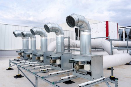 Le système de climatisation et de ventilation d'un grand bâtiment industriel est situé sur le toit. Il se compose de conduits d'air, climatisation, évacuation de la fumée et ventilation