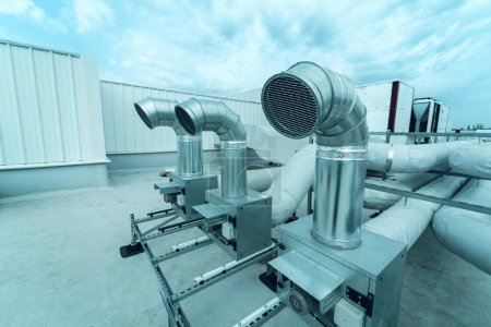 Foto de El sistema de aire acondicionado y ventilación de un gran edificio industrial se encuentra en la azotea. Consta de conductos de aire, aire acondicionado, extracción de humo y ventilación - Imagen libre de derechos