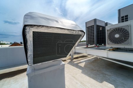 Téléchargez les photos : Le système de climatisation et de ventilation d'un grand bâtiment industriel est situé sur le toit. Il se compose de conduits d'air, climatisation, évacuation de la fumée et ventilation - en image libre de droit