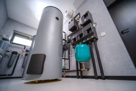 Téléchargez les photos : Chaudronnerie électrique moderne dans la maison. Équipement pour système de chauffage de l'eau avec unité de commande automatique - en image libre de droit