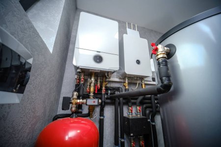 Foto de Moderna sala de calderas eléctricas en la casa. Equipo para sistema de calentamiento de agua con unidad de control automático - Imagen libre de derechos