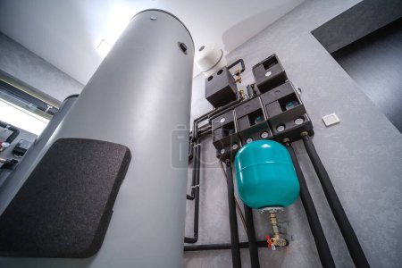 Moderna sala de calderas eléctricas en la casa. Equipo para sistema de calentamiento de agua con unidad de control automático