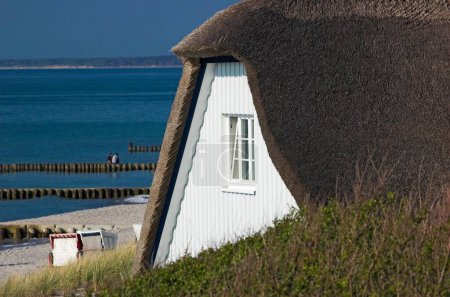 Antigua casa con techo de paja en la playa de Ahrenshoop Darss Alemania